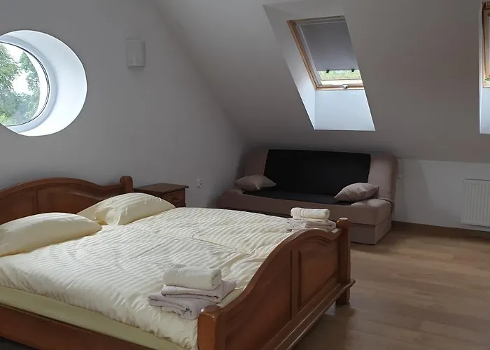 Dwor Nad Jeziorem W Bieniaszach Bed and breakfast